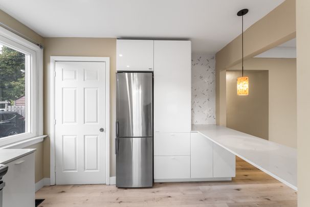 For Lease - 260 West 16th Street, Hamilton, Ontario - Photo 1