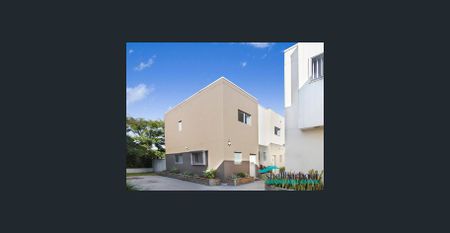 Central Location Townhouse - Photo 5