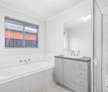 Spacious 4-Bedroom Family Home in Quiet Deer Park Court - Photo 3
