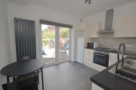 2 bedroom flat to rent - Photo 4