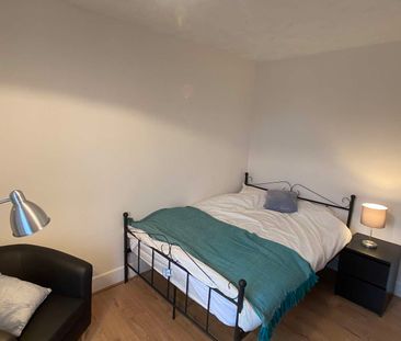 Newly refurbished professional house share near Highfield Room 2 - Photo 6