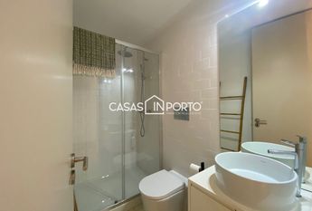 Apartamento T0+1 para arrendamento na Rua Santa Catarina, Porto