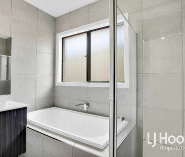 STUNNING FAMILY HOME IN FLAGSTONE WITH DUCTED AIR + QUALITY FINISHES! - Photo 6