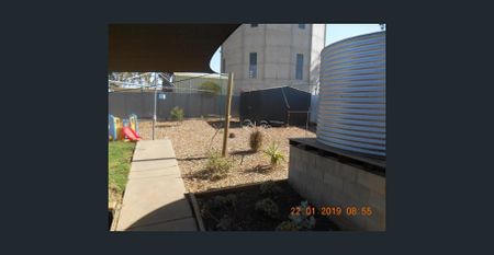 Lovely Three Bedroom Home - Photo 4