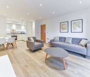 2 Bedrooms Flat to rent in Grove Court, Lyon Square, Harrow HA1 | £ 400 - Photo 1
