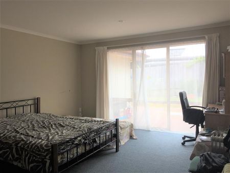 Spacious 4+ Bedroom Family Home - Photo 3