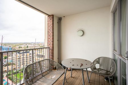 3 bedroom flat to rent - Photo 2