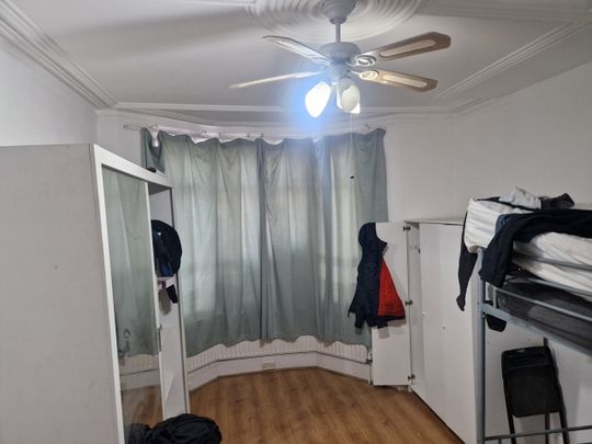 3 Bed Terraced House, Hampton Road, IG1 - Photo 1