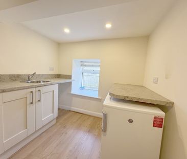 3 bed Detached House To Let - Photo 2