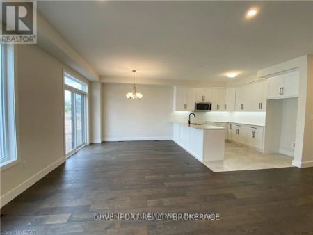 18 JULIE CRESCENT - Photo 5