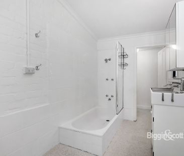 GENEROUS 2 BEDROOM HOME WITH LARGE PRIVATE COURTYARD, SPLIT SYSTEM ... - Photo 5