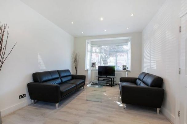 4 bedroom end of terrace house to rent - Photo 1