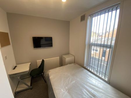 1 bedroom in a house share to rent - Photo 2
