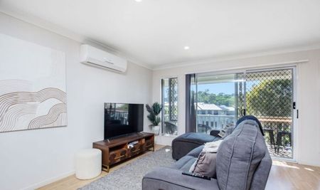 Stunning 4-Bedroom Home with Huge Backyard & Outdoor Entertaining - Photo 2