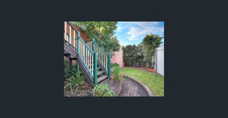SPACIOUS 3 BEDROOM HOUSE WITH DOUBLE SECURE PARKING - Photo 4