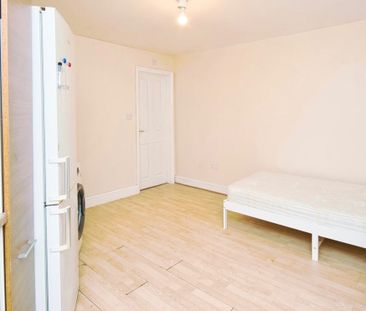 Studio Flat, Beccles Drive, IG11 - Photo 4