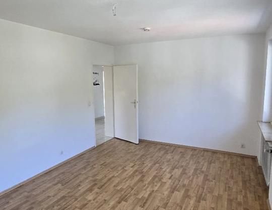 Modernisierte 3-Zimmer-Wohnung mit Balkon – sofort bezugsfrei - Photo 1