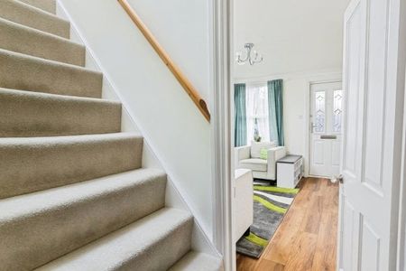 Poplar Road, Leatherhead, KT22 - Photo 2