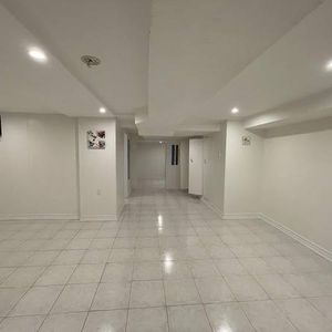 bright large one bedroom 3 minute walk to Bloor subway on quiet street - Photo 2