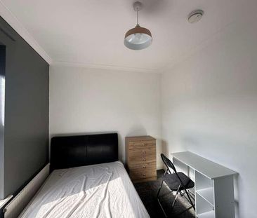 Stylish Bedroom House, LN5 - Photo 3