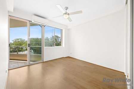 Beautiful 3 Bedroom Air Conditioned Apartment With Double Lock Up Garage - Photo 3