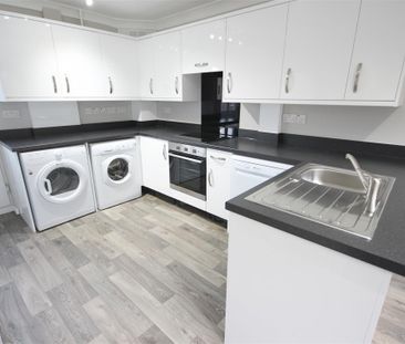 3 Bedroom House - Mid Terrace To Let - Photo 4