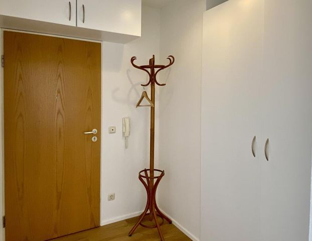 Möblierte 1,5-Zimmer-Wohnung mit Tiefgaragenstellplatz - Erstbezug nach Modernisierung - Photo 1