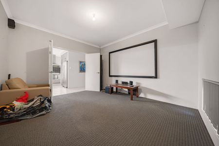 Modern Family Home - Photo 3