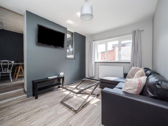 5 bedroom semi-detached house to rent - Photo 1