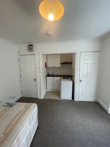 Studio Flat, Brentfield Gardens, NW2 - Photo 3