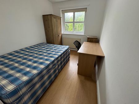 1 bedroom in a house share to rent - Photo 2