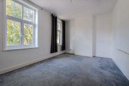 4 bedroom flat to rent - Photo 2