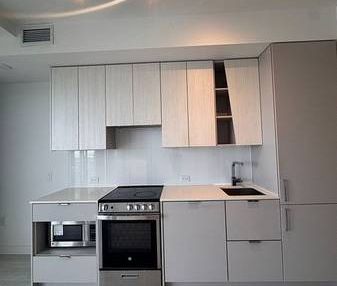 Burnhamthorpe/Confederation Brand New Luxurious 1Bdrm +Den As 2nd Bdr - Photo 1