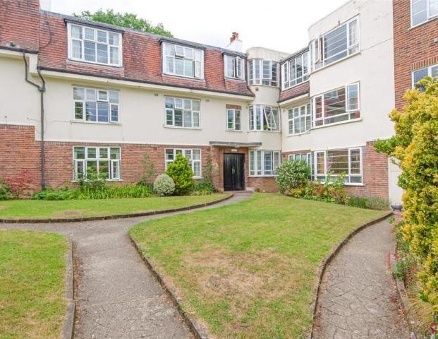 Spacious and well configured bright 2 double bedroom top floor flat - Photo 1