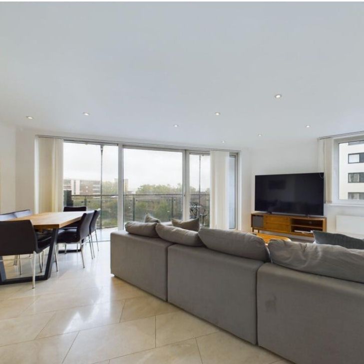 3 Bed Flat, Boardwalk Place, E14 - Photo 1