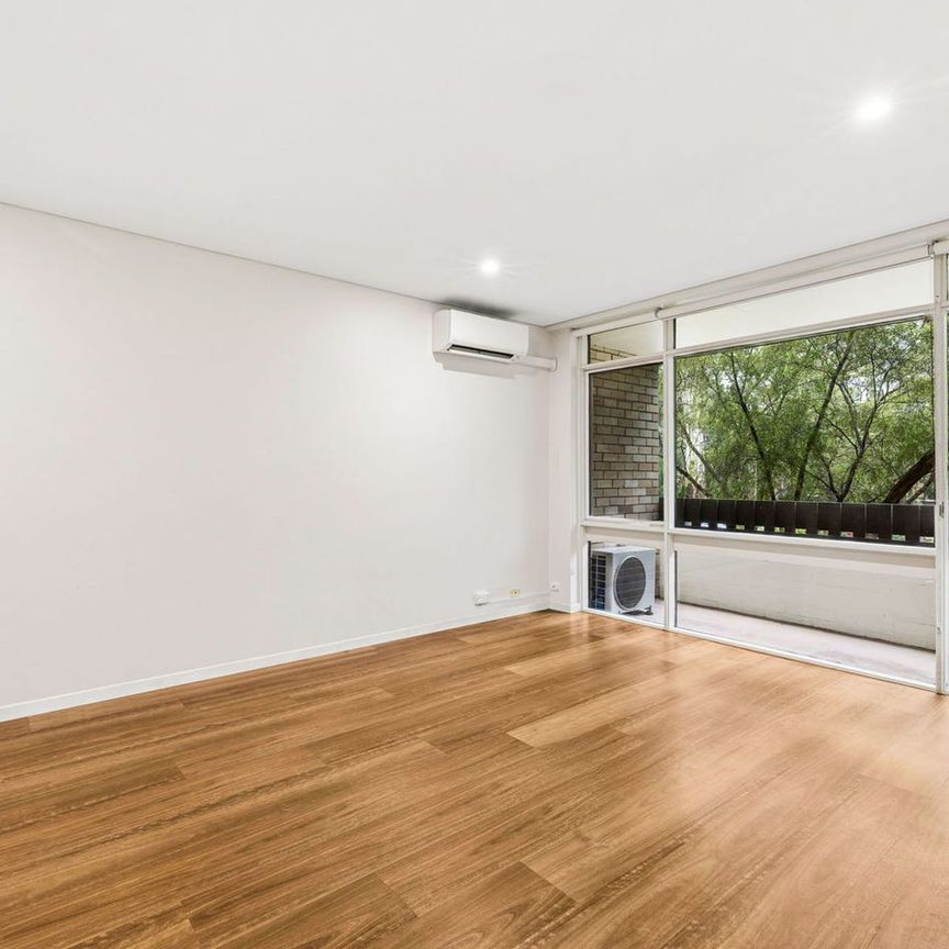 Renovated apartment in boutique block - Photo 1