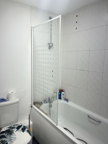 2 bed Apartment - To Let - Photo 4