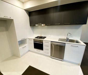 Modern Lakeside Apartment - Photo 3