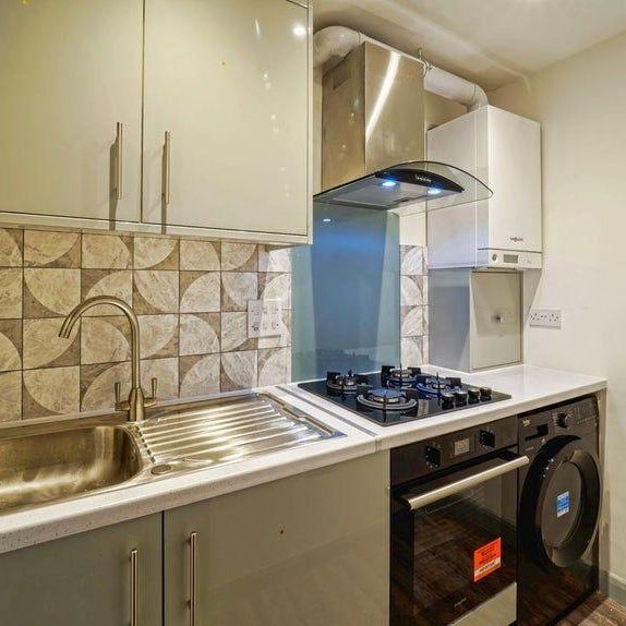 1 bedroom in a house share to rent - Photo 1