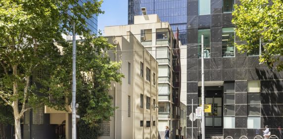 Refurbished - Generous Corner Apartment - Utilities Included - Photo 2