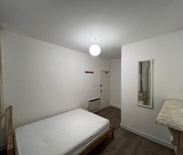 1 bedroom in a flat share to rent - Photo 4