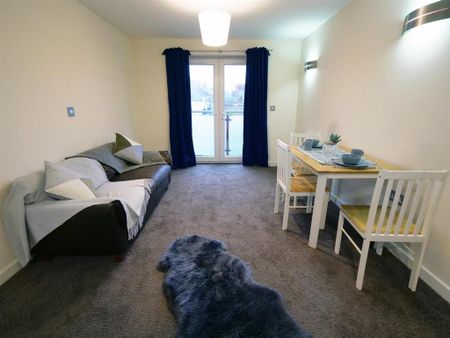 1 bedroom in a flat share to rent - Photo 3