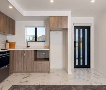 Stylish New City Fringe Townhouse Fully Furnished - Photo 2