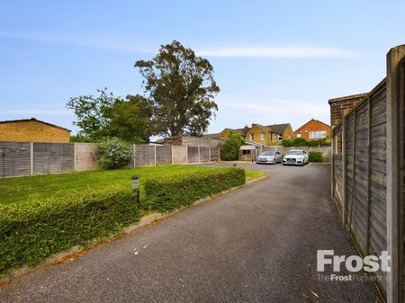 Woodthorpe Road, Ashford, Surrey,TW15 - Photo 3