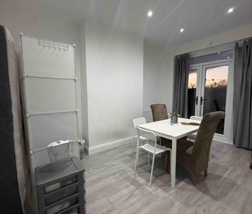 4 Bedroom Semidetached House to let Harrow HA2 6DG - Photo 2