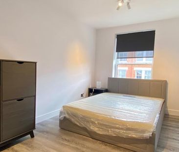 Newly refurbished 2 bed mins to tube & shops - Photo 6