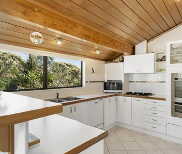 Sunny and light, brick and cedar townhouse - Photo 3