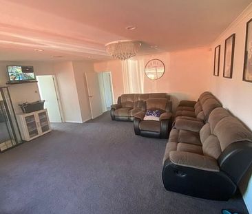 Charming 4BR Home in Pukekohe! - Photo 1