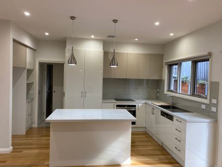 Beautiful Townhouse In The Perfect Location - Photo 5