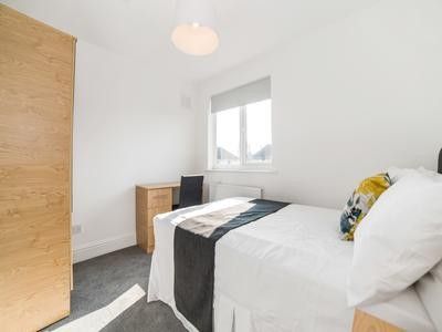 3 Bed - Fletcher Road, Nottingham - Photo 4